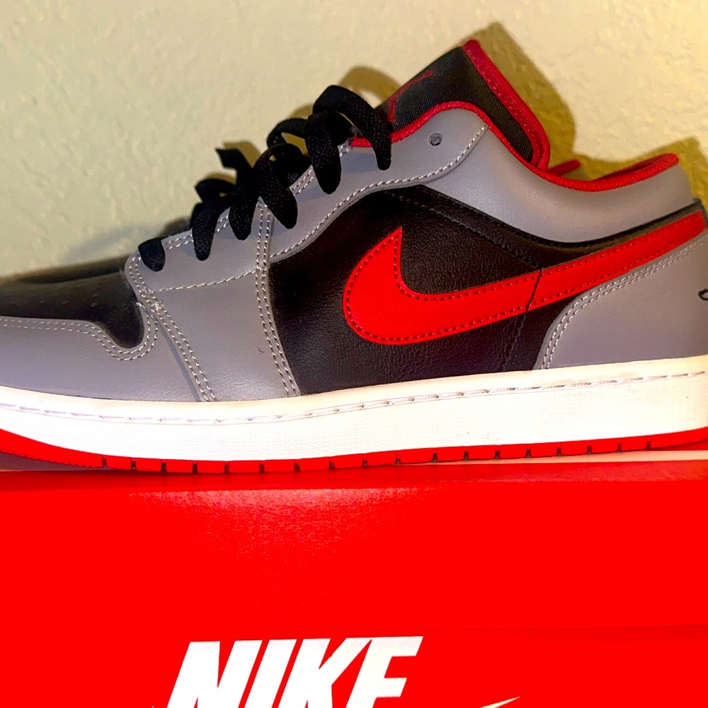 Jordan Men’s Air Retro 1 Low- Black/Red/Grey